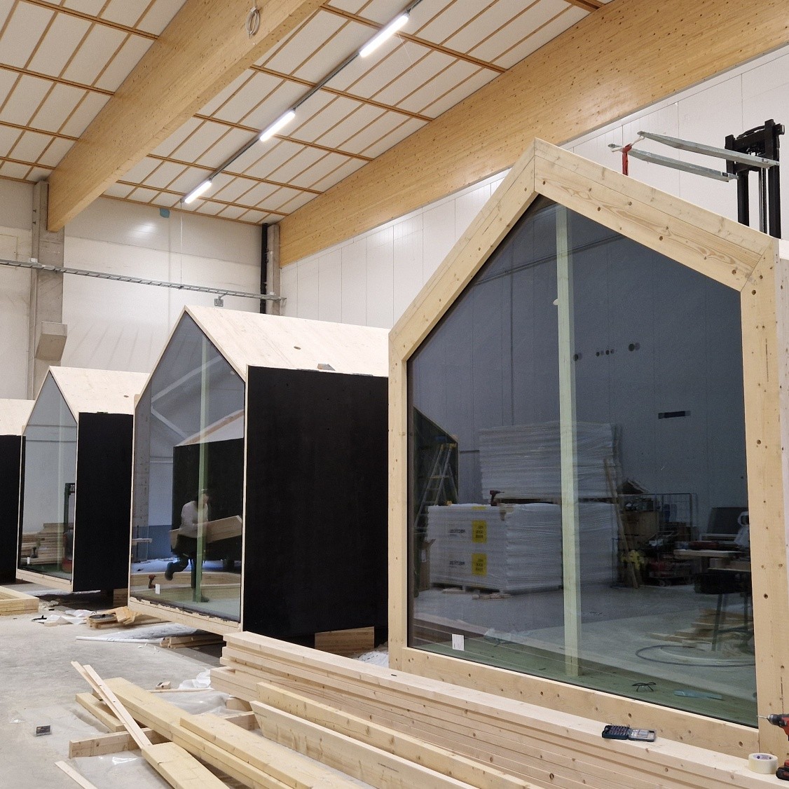 Lempee Stay -majoitukset valmistetaan sisätiloissa täysin valmiiksi ja nostetaan kokonaisina perustusten päälle.🏡
Miksi rakennamme mökit hallissa?
✅️ Ajansäästö
✅️ Parempi laatu
✅️ Hallitut olosuhteet ja kuivaketju
✅️ Rakentamisen ympäristövaikutusten minimointi
✅️ Kustannustehokkuus
#moduulimökit #modularhouse #woodconstruction #puurakentaminen #elämysmajoitus #luontohotelli