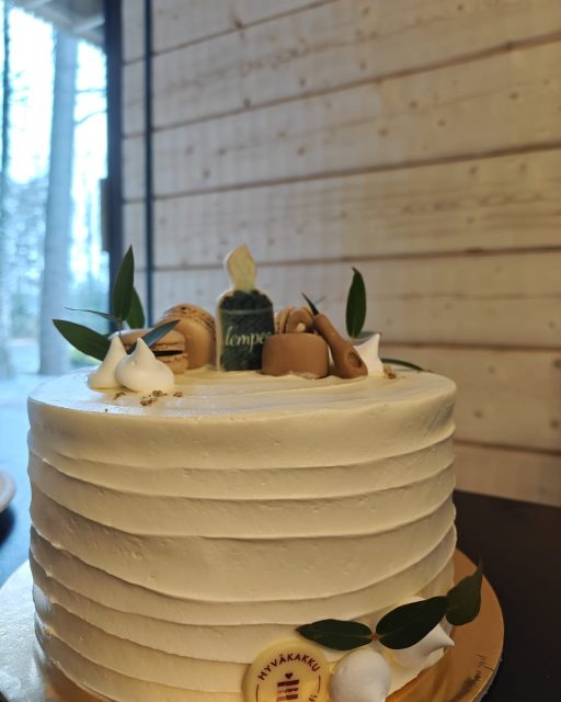 Kakkukahvit on ansaittu kun katto on päällä ja työmaa hyvällä mallilla☕️🍰
Kiitos maukkaasta ja tyylikkäästä kakusta @hyvakakku 😊
#harjakaiset #työmaakahvit