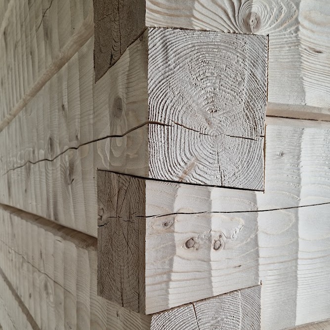 Hirsisaunan hirsien harjaus korostaa kauniisti puunsyiden kuvioita ja tekee pinnasta entistä elävämmän. Pian tehtävä kuultokäsittely viimeistelee pinnan lopulliseen muotoonsa.🪒
Aika mukavan näköistä, vai mitä😍
@ylihirsi #hirsiseinä #käsinveistettyhirsi #piilutettuhirsi #lohenpyrstönurkka