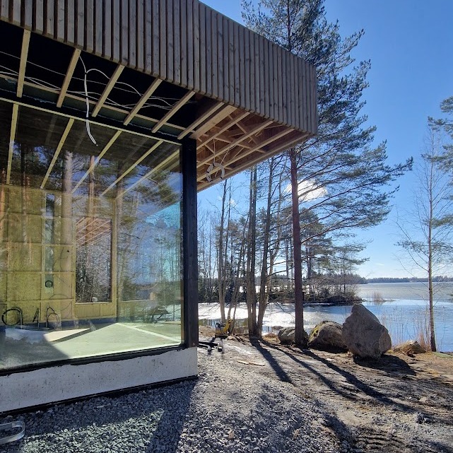 Kevään suuri näytelmä on alkamassa Mäyriän rannassa. ✨🌊 Pyhäjärvi valmistautuu heittämään talviturkin harteiltaan, ja tätä on vaikea kyllästyä katsomaan.
Pian näiden lasien takana, saunan lauteilla, voit istua ja seurata tätä samaa maisemaa. Mutta silloin ilmassa tuoksuu jo tuore puu ja iholla tuntuu pehmeä löyly.
On se vaan tuo aurinko ihmeellinen energian lähde niin luonnolle kuin meille rakentajillekin. ☀️😊
#pyhäjärvi #kevät #jäidenlähtö #avantosauna #aurinko