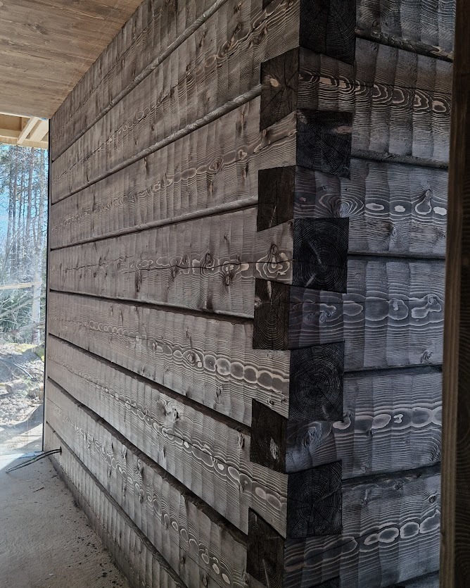 Hirsisaunan seinät saivat kauniin tumman sävyn pintaan😍
#käsinveistettyhirsi #piiluhirsi #hirsisauna