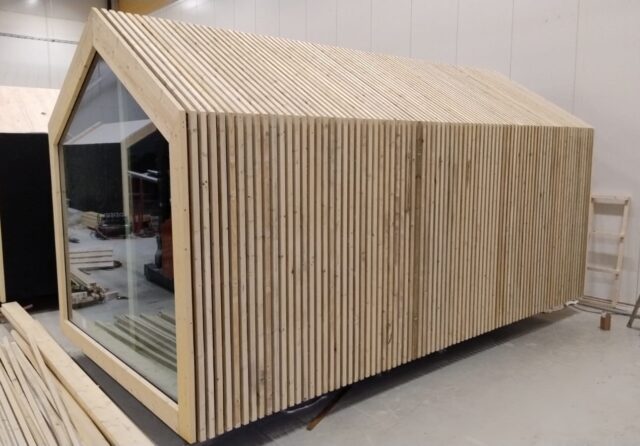 Lempee Stay -majoitusten julkisivut on kehystetty kauniilla puurimoituksella, joka jatkuu yhtenäisenä katon yli. 👌Samalla saimme vastauksen edellisen postauksen kuva-arvoitukseen: Kuvassa oli tämän mökin seinän ja katon liitoskohta😊
Nämä luonnollisesti harmaantuvat mökit sulautuvat Mäyriän metsämaisemaan luontevasti. Graafinen ja pelkistetty muotokieli yhdistettynä laadukkaaseen viimeistelyyn on ilo silmälle😍
#puurakentaminen #rimoitus #lomamökki #elämysmajoitus #visitlempaala #visittampere #woodcabin #luxurycabin #accommodation