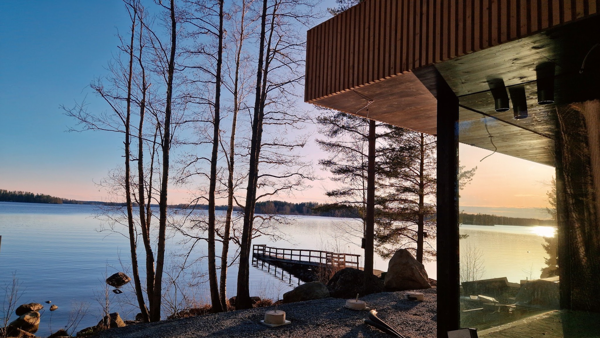 Ilta-aurinko värjää rannan ja rakennuksen pinnat kauniisti. Pian pääsemme nauttimaan näistä maisemista lempeissä löylyissä ystävien kanssa ☺️

Tuleeko tästä sinun uusi suosikkipaikkasi auringonlaskujen ihailuun?

#auringonlasku #mäyriä #yleinensauna #publicsauna #saunacapitaltampere