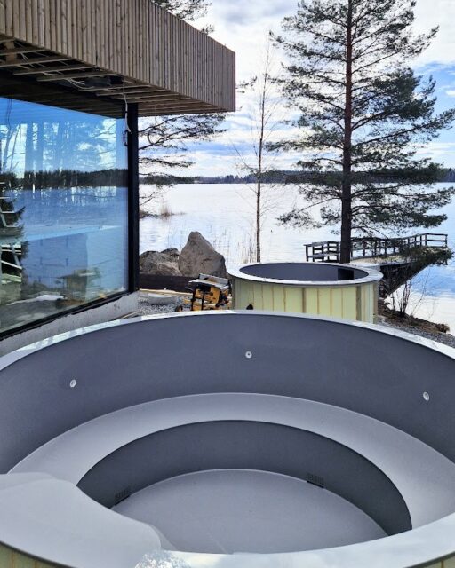 Altaat saapuivat työmaalle🤩 Me Lempeessä ollaan sitä mieltä, että kylmään veteen on päästävä ympäri vuoden ja jos ei vielä tykkää kylmästä niin sitten lämpimään🤗🛀
Lämpimässä altaassa nautitaan hiljaisuudesta ja maisemista ilman äänekkäitä poreita👌
#allas #kylmäallas #lämminallas #ulkoallas #outdoorspa #forestspa #saunaspa