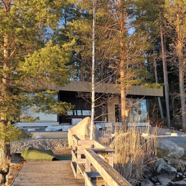 Työviikko Mäyriässä on ollut työntäyteinen: sisätilojen paneloinnit etenevät, talotekniikka on pääosin asennettu ja olemme päässeet valmistelemaan vesieristys- sekä laatoitustöitä. Myös sisustushankinnat alkavat olla loppusuoralla.

Suunnittelemme yksityiskohdat ja valitsemme materiaalit siten, että ne paitsi näyttävät hyvältä, myös kestävät aikaa ja käyttöä. Kun puitteet on hiottu viimeisen päälle, sinun on helppo keskittyä olennaiseen – eli nauttimaan tästä maisemasta. 🥰🌲🌤️

Lempeetä viikonloppua kaikille! 💚

#yleinensauna #saunacapital #mäyriä #lempäälä #sisustus #kyläsauna